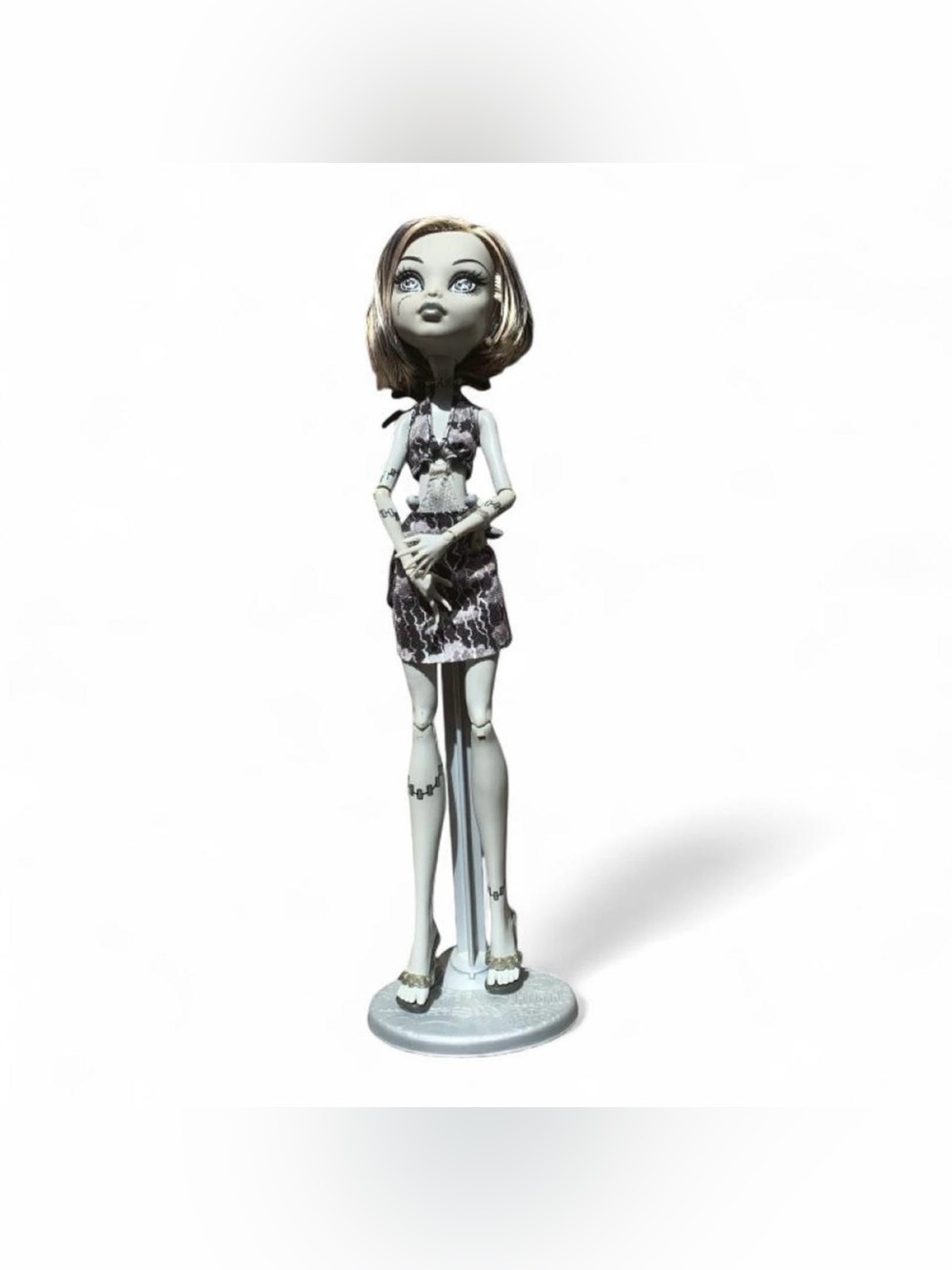 monster high skull shores black and white frankie doll